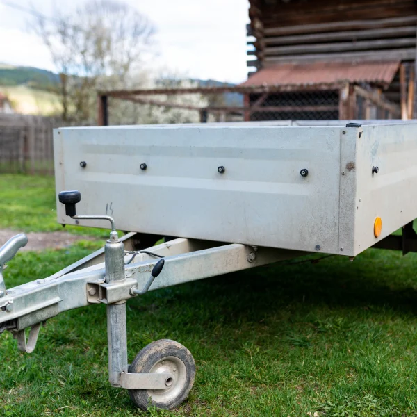 Remorque bagagère avec plateau plat, idéale pour le transport de divers objets et équipements.
