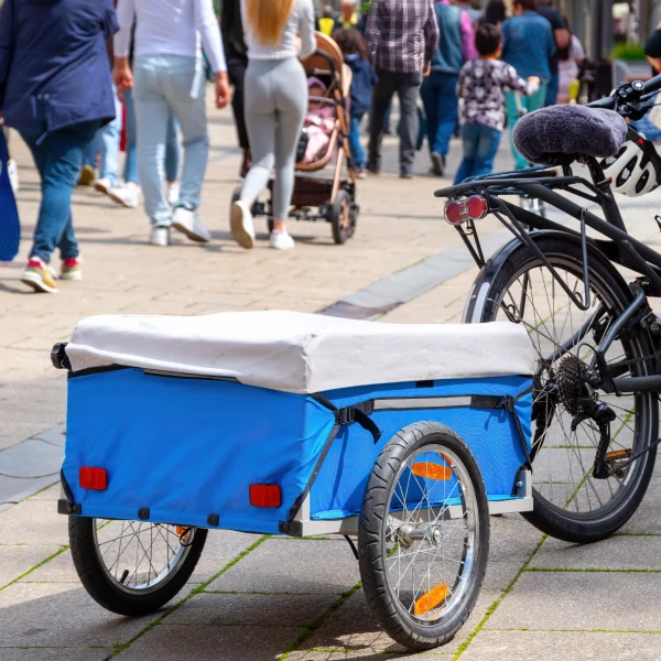 Remorque VTT bleue et blanche, idéale pour le transport de vélos tout terrain.