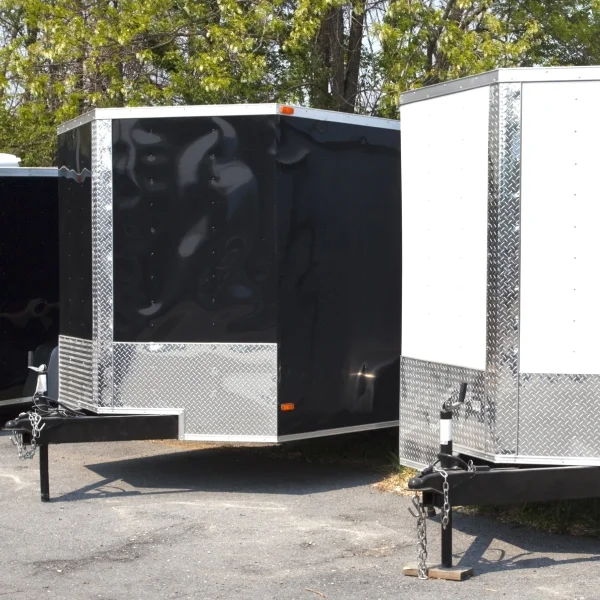 Remorque fermée 7x16 de 2020, idéale pour le transport de marchandises, offrant un espace de chargement optimal.