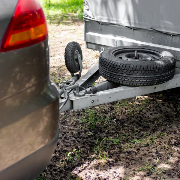 Une voiture tractant une remorque, illustrant un transport efficace et pratique pour divers besoins.
