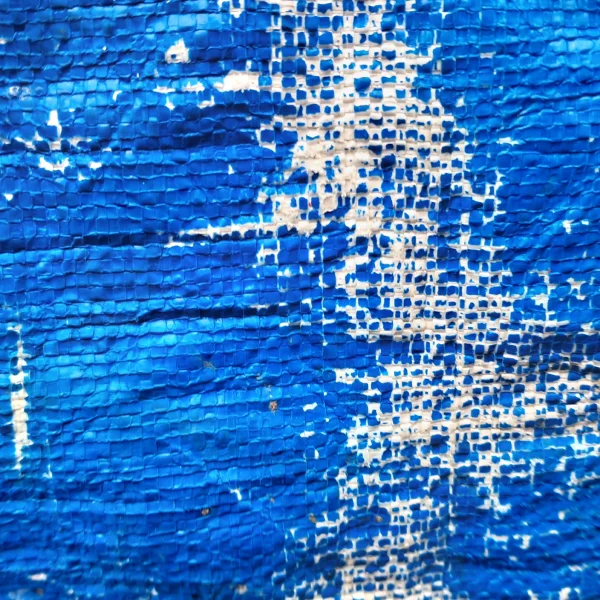 Gros plan sur une toile de remplacement bleue avec des taches blanches, mettant en valeur sa texture et son motif distinctif.